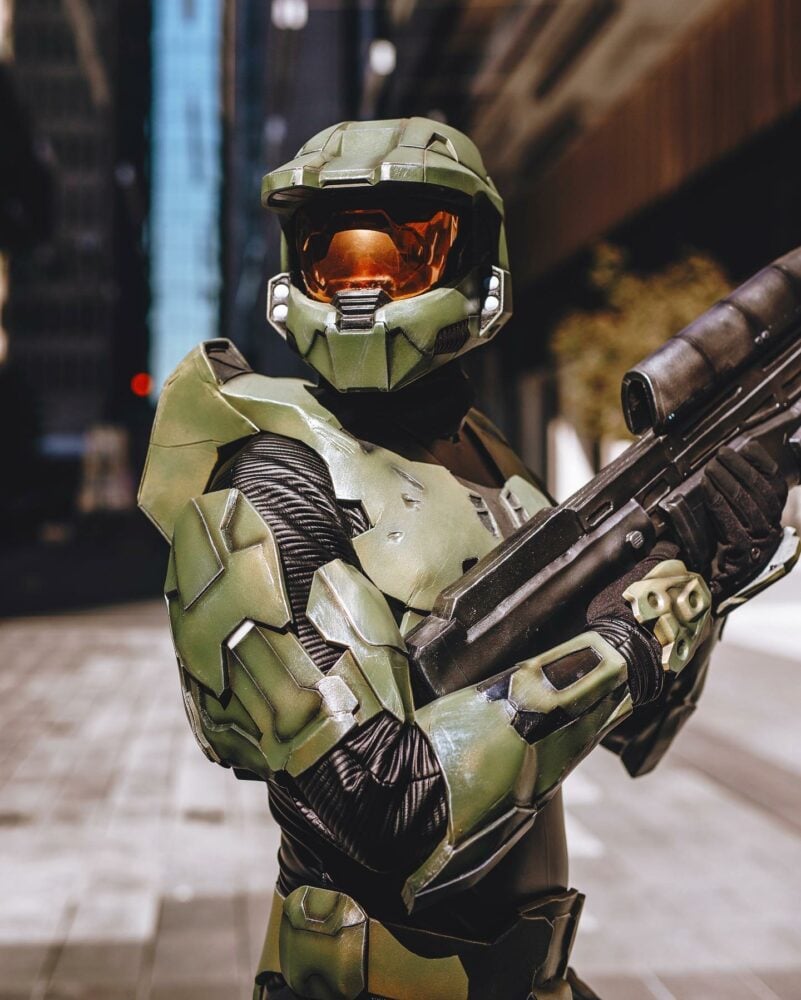 'Halo's Master Chief Cosplay Needs a Weapon - Bell of Lost Souls