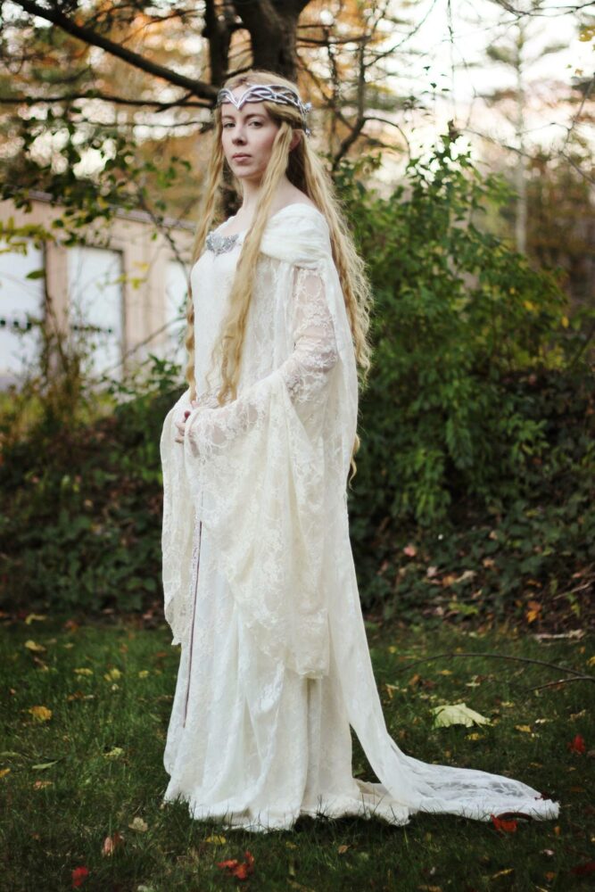 Galadriel Cosplay from 'Lord of the Rings' Reigns Supreme - Bell of ...